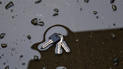 Екзистенциалната тежест от това да изпуснеш ключовете си в локва