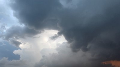 Защо буреносните облаци изглеждат плоски отдолу