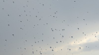 Какво причинява рязкото спадане на температурата преди дъжд