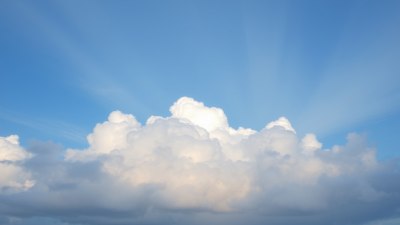 Ролята на праха и полена в образуването на облаци