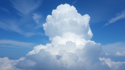 Връзката между атмосферните слоеве и височината на облаците
