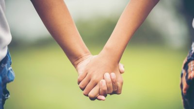 Защо държането за ръце се усеща различно в жегата