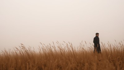 Въздухът беше толкова неподвижен, че сякаш чакаше