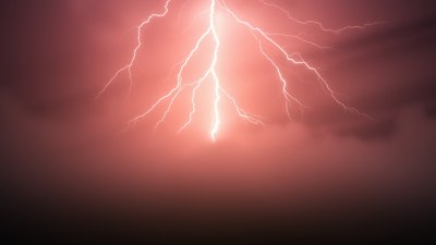Защо мозъкът „забива“ точно преди лятна буря