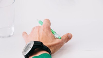 Как влагата влияе на хвата Ви върху химикалката (и на нервите Ви)