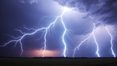 Защо гръмотевиците са по-силни в някои бури