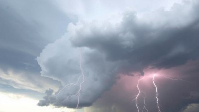Какво се случва в небето преди гръмотевична буря