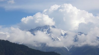 Как орографското повдигане създава облаци над планини