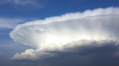Какво причинява „рафтови“ облаци преди буря