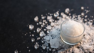 Онзи приятел, който винаги носи щипка сол за емоционалния ви лед