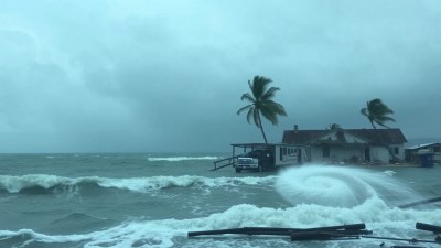 Ураганите винаги влизат с гръм и трясък и оставят след себе си хаос