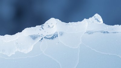 Точната химия, която прави леда по-хлъзгав, отколкото има право да бъде