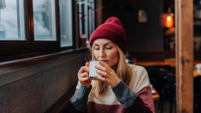 Как топлата напитка изстива точно когато най-накрая седнете