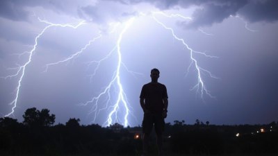 Науката зад това защо гръмотевиците винаги изчакват да излезете навън