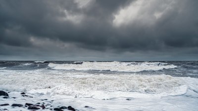 Какво причинява внезапните океански бури