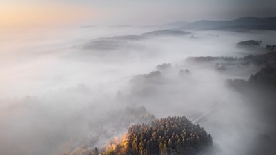 Как температурните инверсии задържат замърсяването и създават мъглови куполи