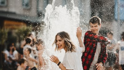 Защо се усеща по-студено, когато сте мокри? Науката за загубата на топлина