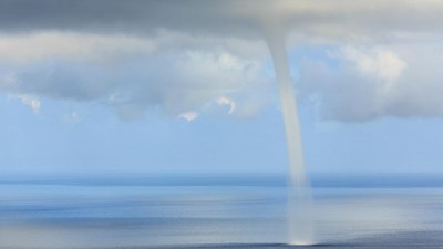 Какво причинява водни стълбове да се появят от ясното небе